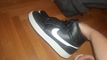 Nike košarkaške patike za decu – crno‑bele - Model: visoki profil na lalafo.rs Nike košarkaške patike za decu – crno‑bele - Model: visoki profil