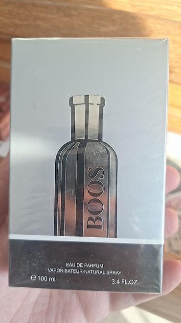 Stilizovan parfem boss nemacke proizvodnje metalik siva boja idealan