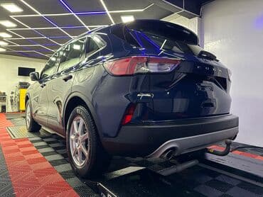 hecbek automobili: Plavi Ford Kuga, SUV model sa petoro vrata, opremljen je automatskim — 7