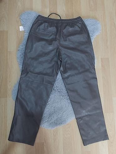 la manga cipele: Ženske pantalone od eko kože – model jogger - Boja: crna - Kroj — 3