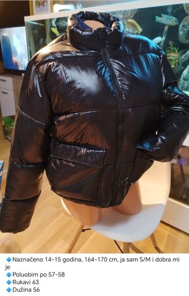 helanke sa trakom: Crna sjajna puf jakna sa visokim kragnom i punijim, toplim ispunom — 1