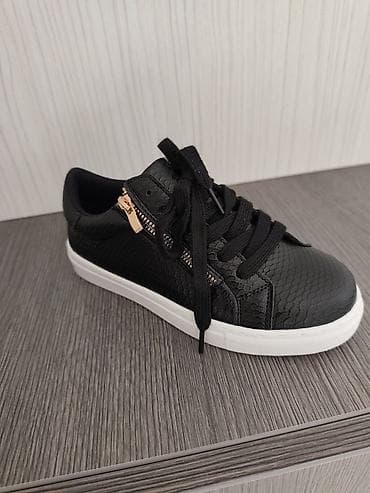 Sandals: Crne ženske patike – casual/modni stil - Materijal gornjišta — 1