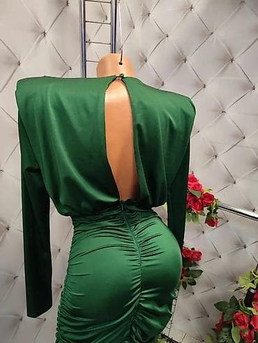 Elegantna zelena haljina s dugim rukavima - Model: mini haljina sa — 2