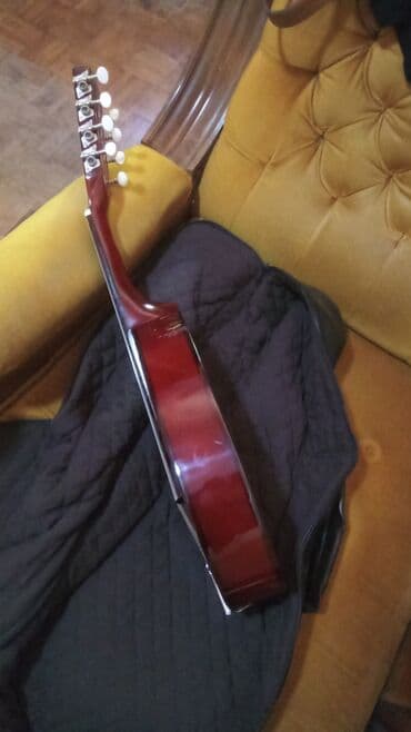 električna gitara za decu: Mandolina sa karakterističnim ovalnim telom i svetlim drvenim prednjim — 4