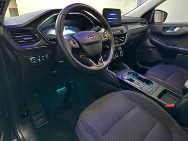hecbek automobili: Plavi Ford Kuga, SUV model sa petoro vrata, opremljen je automatskim — 17