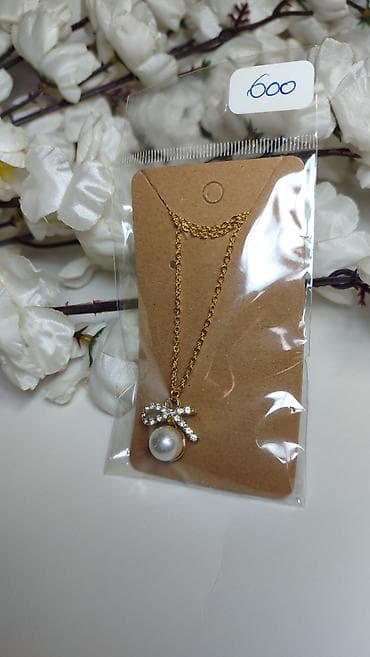 hm torba za plazu: Zlatna ogrlica sa priveskom – biserna kuglica i mašnica od kristala — 4