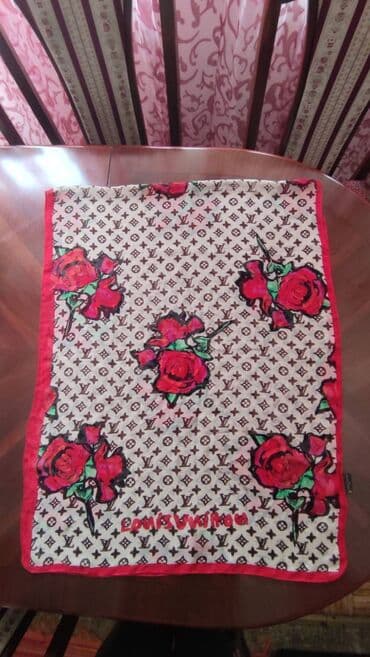 Louis Vuitton monogram roses ešarpa. Louis Vuitton monogram roses — 8