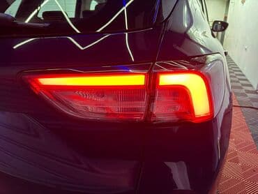hecbek automobili: Plavi Ford Kuga, SUV model sa petoro vrata, opremljen je automatskim — 4