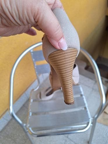 figura patike: Sandale sa biserima – broj 39 - Gazište: 25,5 cm - Visina štikle: 9 — 2