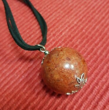 soho nakit – слике: Koral na kožici 

Prečnik kugle 2'5 cm 

Kupljen u Egiptu 
 
Prelep — 2