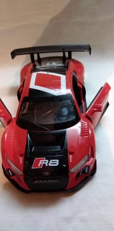 trotinet na dva tocka: MSZ Audi R8 LMS pritiskom tockova i otvaranjem vrata svira i svetle — 3