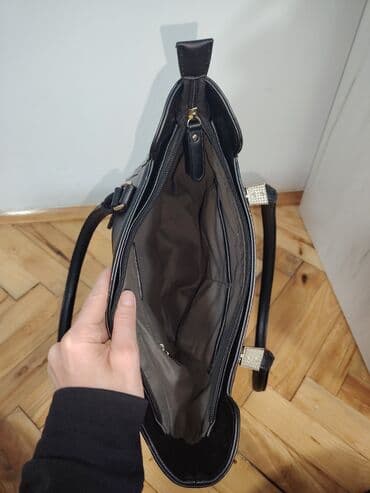 kožne jakne novi sad: Elegantna crna torba – strukturiran model sa reljefnim efektom kože — 3