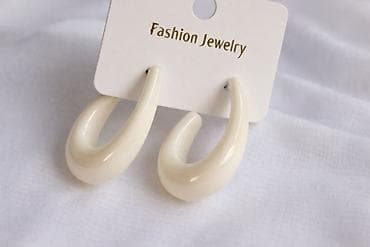 Donji delovi trenerke: Mindjuse boje slonovace- kremasto bele elipse
400 rsd ✨ — 2