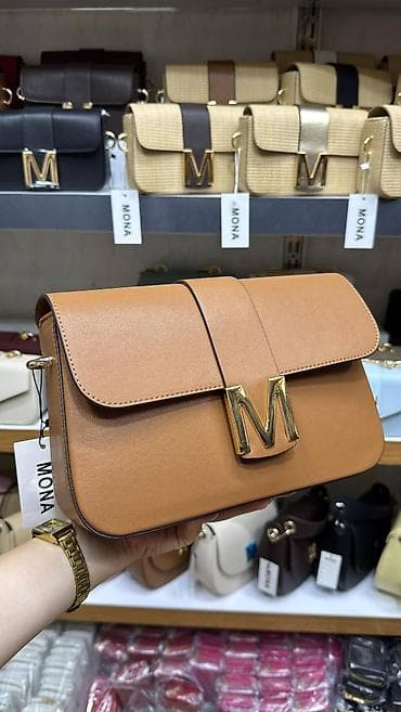 mona haljine svecane: Ženska torba MONA – elegantna crossbody/ramena torba sa zlatnim “M” — 4