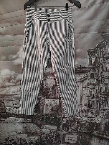 kosulja na pruge muska: Pruge pantalone sa visokim strukom i tri dekorativna dugmeta. Uski — 1