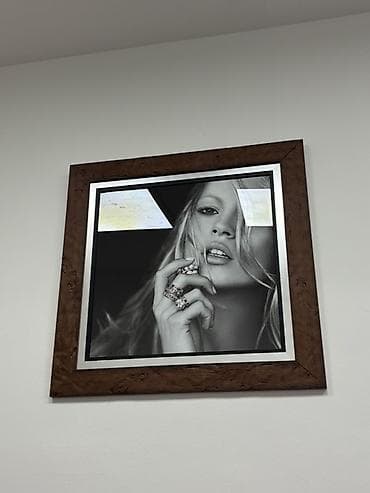 ceca stepic namestaj: Cena uključuje: -Pult, stolica za pult -3 slike -3 velika štendera — 10