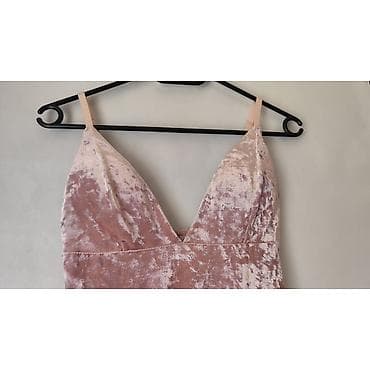 plišane haljine 2022: Plišana haljina u puder‑roze boji, sa svetlucavim „crushed velvet“ — 4
