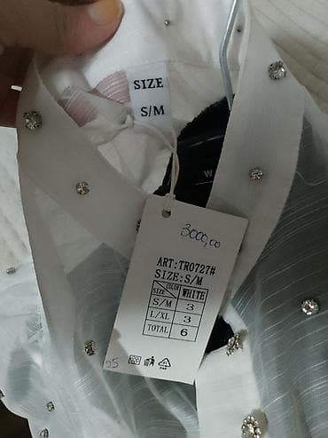 Venčanice i aksesoari: Elegantna bela haljina košulja-kroja sa sjajnim detaljima. - — 8