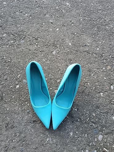 Women's Footwear: Ženske salonke RESERVED - Model: špic cipele sa blok petom - Boja — 2