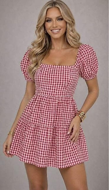 Letnja mini haljina na karirani print (crveno‑beli gingham) - Model