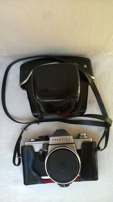 sporet sa 2 ringle i rernom: Fotoaparat Praktica LTL objektiv 2,8/50 i futrola — 2