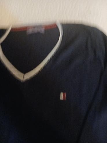 Muški džemper sa V-izrezom, tamnoplave boje. - Diskretan sitni logo