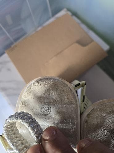 Patike: Srebrne ženske sandale sa sjajnim ukrasnim kamenčićima - Elegantne — 3