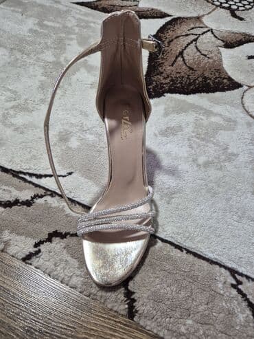 zlatne minđuše cena: Sandals, 37 — 2