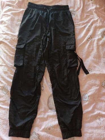 Crne cargo pantalone sa elastičnim pojasom i učkurom za podešavanje na lalafo.rs Crne cargo pantalone sa elastičnim pojasom i učkurom za podešavanje