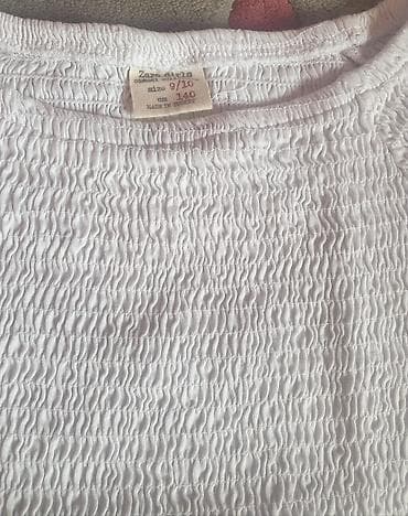 Zara bela lastis majica, dosta se rasteze. Pise 9-10, 140 cm, po meni