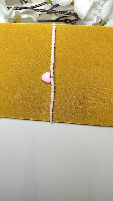 mindjuse sa perjem: Delikatna narukvica od sitnih perlica u svetloružičastoj boji sa — 3