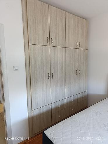 izdajem stan: Izdajem jednoiposoban namešten stan u blizini bolnice. Lift, parking — 8