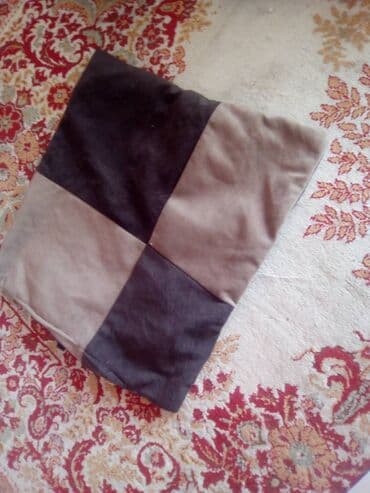 ugaona garnitura u p: Jastuci dezen po izboru — 2