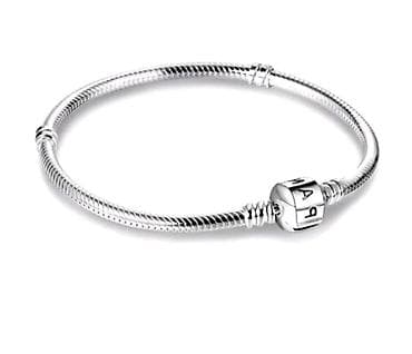 Pandora narukvica. Nova, u originalnoj pandora kutiji. 21 cm na lalafo.rs Pandora narukvica. Nova, u originalnoj pandora kutiji. 21 cm