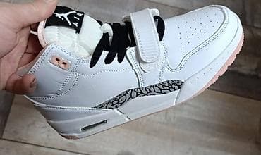 Model patike: visoke sportske patike sa kaišem preko risnog dela i