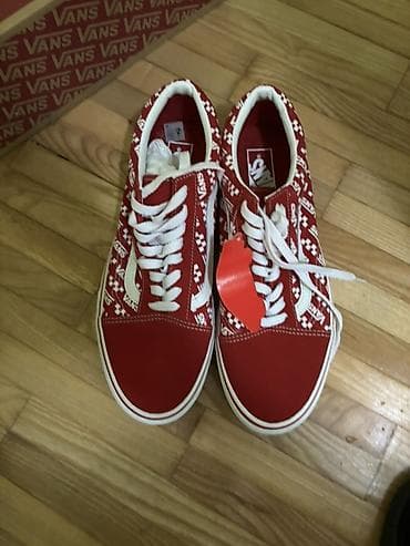 pantalone na crtu: Predstavljamo uniseks Vans Old Skool patike u crvenoj boji. Ove patike — 7