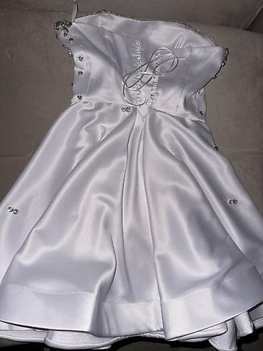 kapa sa baterijom: Belo svečano mini haljina bez bretela, izrađena od glatkog satenskog — 2