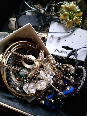 pandorina privesci: Veliki mix modnog nakita – kutija sa raznovrsnim komadima Sadržaj: - — 2