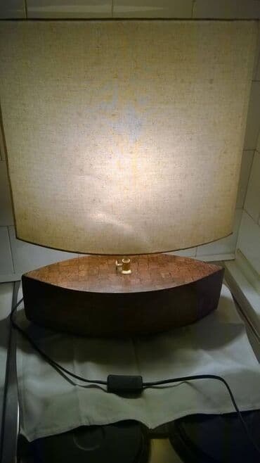 sampanjac mali: Stona lampa na drvenom postolju visina 46, sirina 40 cm, E 27 — 2