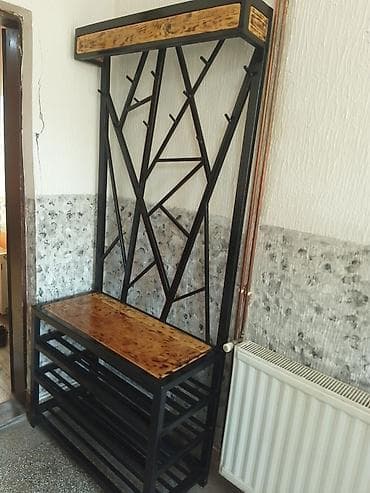 Komode: CIVILUK SA CIPELARNIKOM — 1