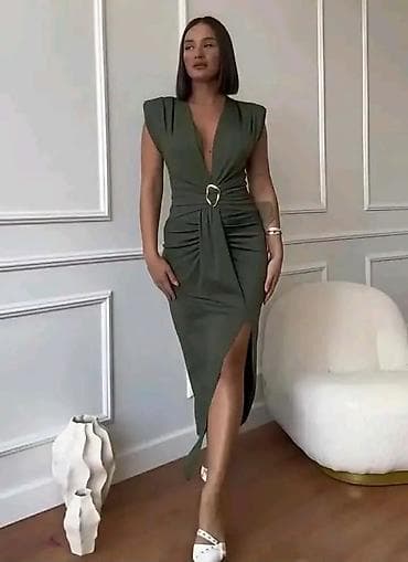 providne torbe: Elegantna midi haljina sa V-izrezom i ukrasnom kopčom - Kroj — 5