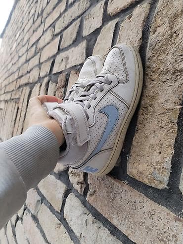 Nike patike za decake br 33
Jedna malo zagrebana napred