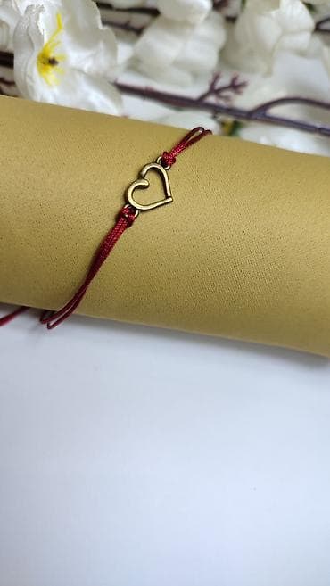 sat za prepisivanje: Narukvica sa priveskom srce – bordo konac - Elegantna minimalistička — 2