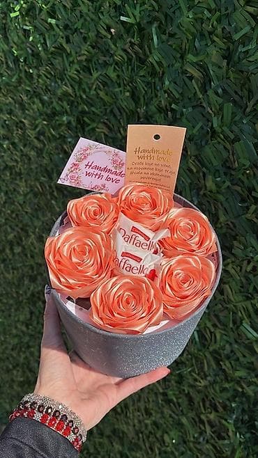 Poklon aranžman u kutiji – ručno rađene satenske ruže + Raffaello -