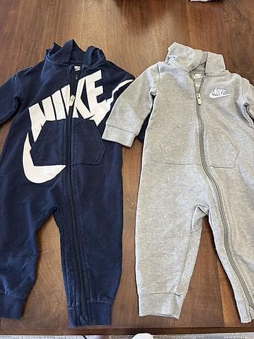 nike komplet za bebe: Nike bebi komplete – 2 jednodelna trenerka sa kapuljačom i — 1
