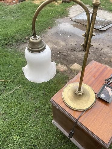 ormari za kupatila: Stona lampa sa klasičnim mesinganim stalkom i staklenim abažurom - — 1