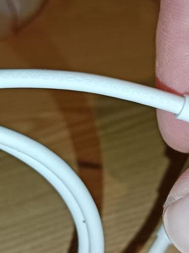 rokovnik sa punjacem: USB-C na USB-C kabl za punjenje i prenos podataka - Konektori: USB — 3
