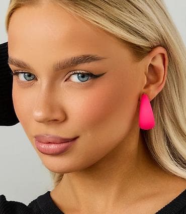 Muška obuća: Minđuše u neon roze boji sa mat završnom obradom
400 rsd 💞 — 2