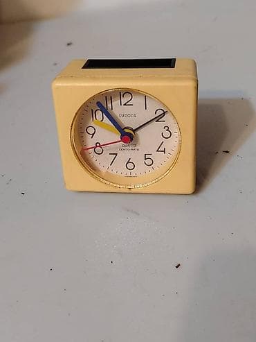 Stoni kvarcni sat Europa Ispravan,ocuvan,nedostaje poklopac za