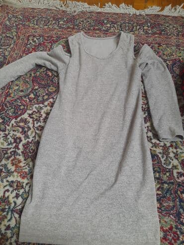 ženske tunike dugih rukava: Siva haljina sa otvorenim ramenima (cold-shoulder kroj). - — 1
